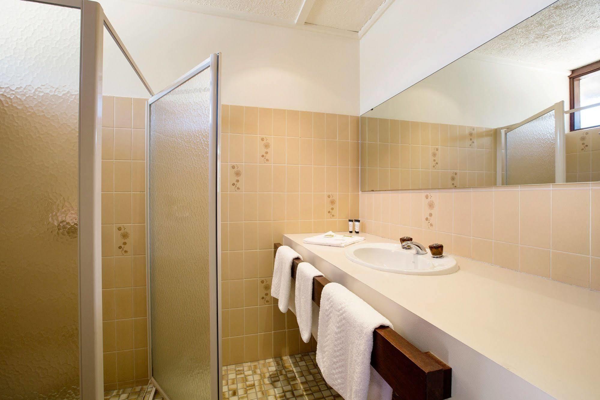 Leisure Inn Hotel Рокингем Экстерьер фото
