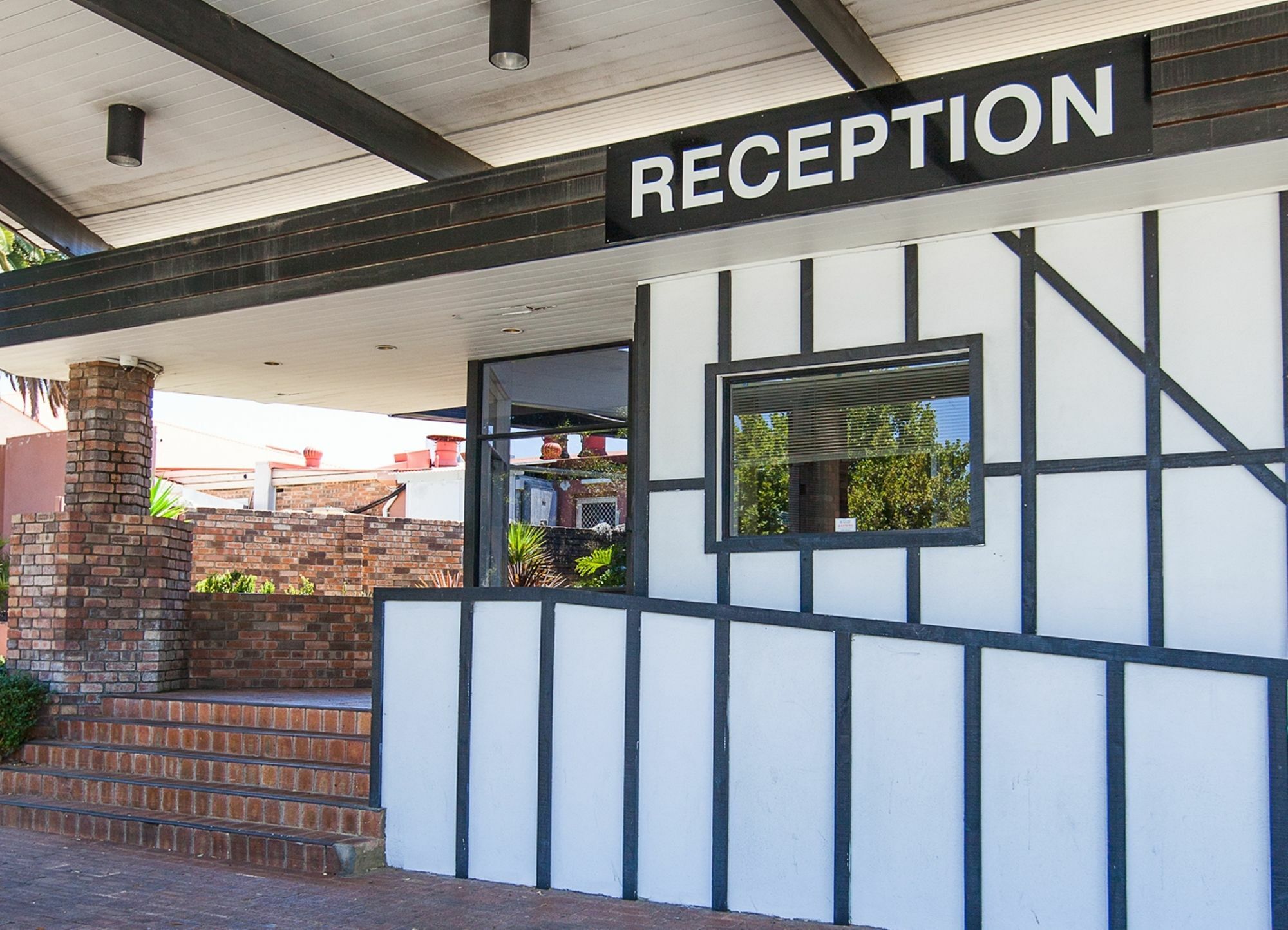Leisure Inn Hotel Рокингем Экстерьер фото